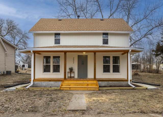 Property at 221 Lincoln Ave, Holton, KS 66436, 4 beds, 2 baths