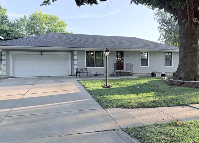 Property at 5812 SW Smith Pl, Topeka, KS 66614, 3 beds, 2.5 baths