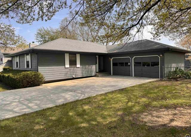Property at 6325 SW 27th St, Topeka, KS 66614, 3 beds, 3 baths
