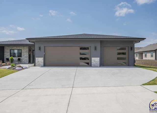 Property at 2635 SW Sherwood Park Dr, Topeka, KS 66614, 3 beds, 2 baths