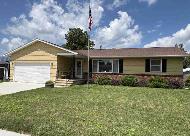Property at 2600 28th Ave, Marion, IA 52302, 3 beds, 3 baths