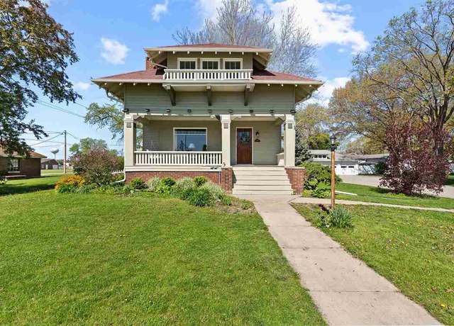 Property at 449 Western Ave, Marengo, IA 52301, 3 beds, 2 baths