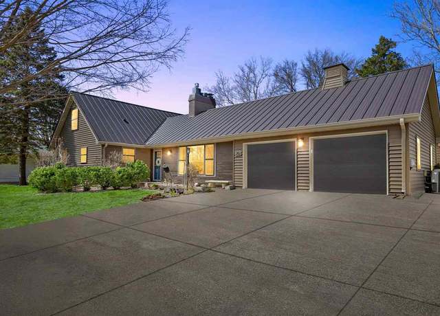 Property at 302 Highland Dr, Iowa City, IA 52246, 5 beds, 3.5 baths