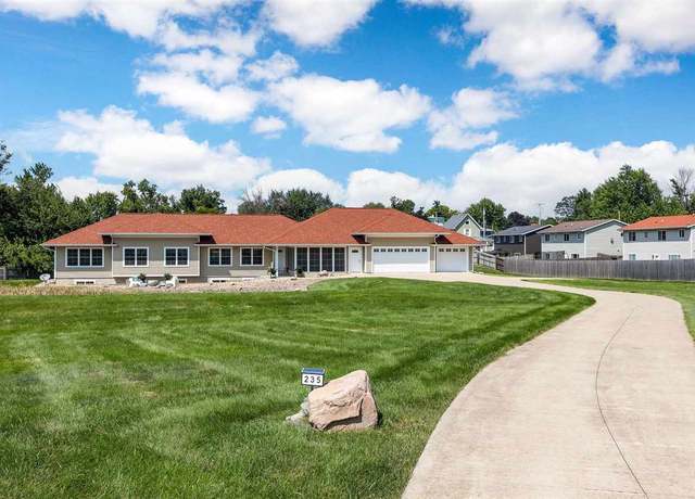 Property at 235 S 21st Street Ct, Marion, IA 52302, 6 beds, 4.5 baths