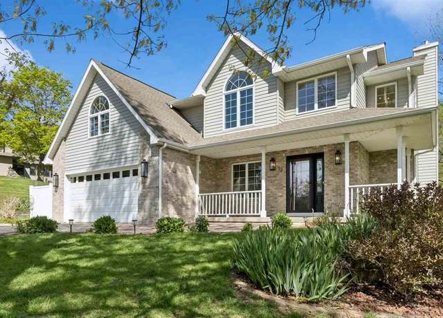 Property at 32 NE N High Circle Dr, Iowa City, IA 52240, 3 beds, 3.5 baths