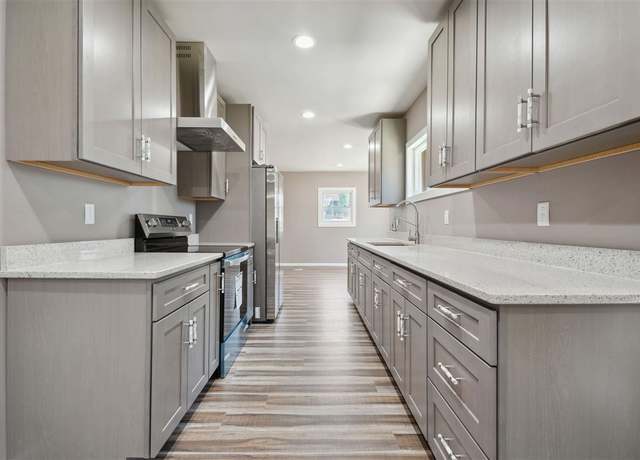 Property at 905 West 11th St, Waterloo, IA 50702, 5 beds, 2 baths