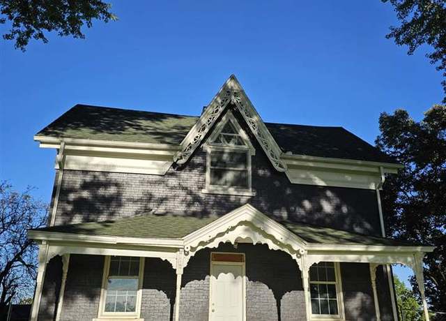 Property at 103 N Oak St, Anamosa, IA 52205, 3 beds, 2 baths