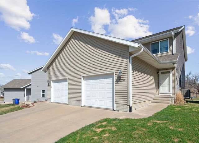 Property at 2129 Sugar Creek Dr Dr NW Unit B, Cedar Rapids, IA 52405, 3 beds, 3.5 baths