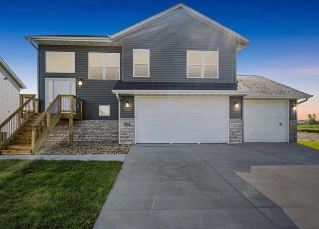 Property at 806 Windam Dr, Solon, IA 52333, 4 beds, 3 baths