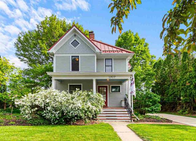 Property at 1307 Rochester Ave, Iowa City, IA 52245, 3 beds, 1 bath