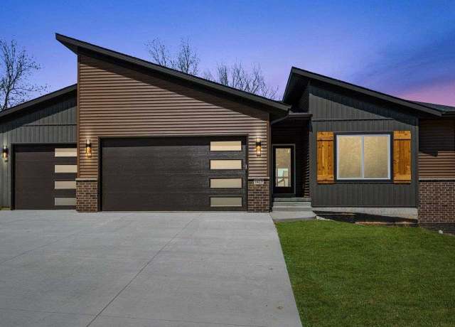 Property at 1423 Legend Dr, Tiffin, IA 52340, 5 beds, 3 baths
