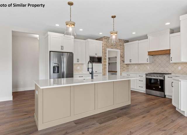 Property at 6706 Lauder Ln NE, Cedar Rapids, IA 52411, 5 beds, 3 baths