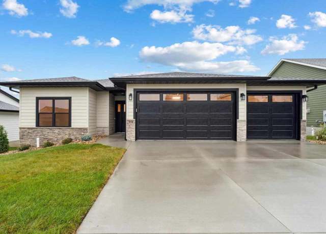 Property at 318 Sierra Trce, Coralville, IA 52241, 4 beds, 3 baths