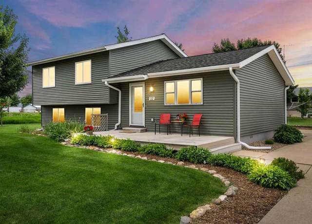 Property at 52 Thompson Dr, Palo, IA 52324, 3 beds, 2 baths