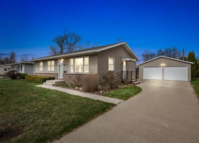Property at 1560 Mcgowan Blvd, Marion, IA 52302, 4 beds, 2 baths