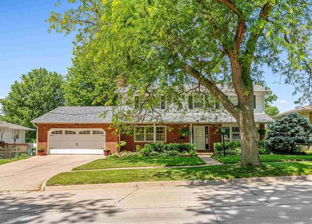 Property at 927 Southlawn Dr, Iowa City, IA 52246, 5 beds, 3.5 baths
