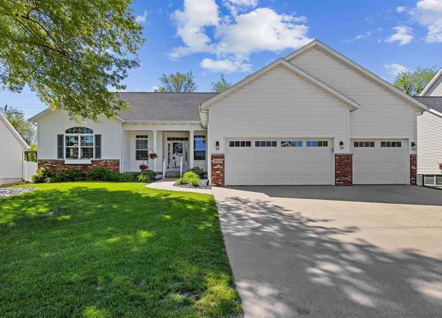 Property at 2311 NE Fox Trail Dr Dr NE, Cedar Rapids, IA 52402, 4 beds, 3.5 baths