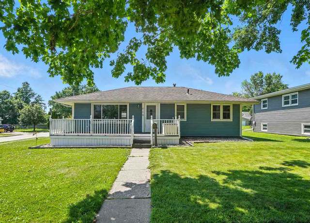 Property at 618 E 4th St, West Liberty, IA 52776, 4 beds, 2 baths