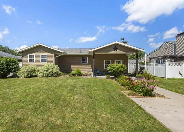 Property at 621 Broadway St, West Burlington, IA 52655, 3 beds, 2 baths