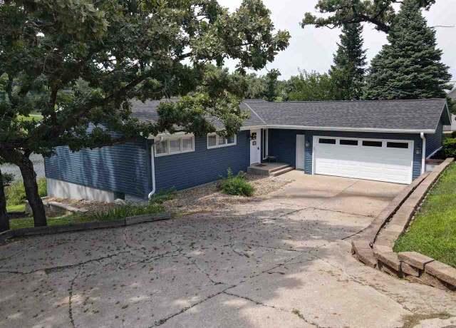 Property at 13 Fore Seasons Dr, Grinnell, IA 50112, 4 beds, 2.5 baths