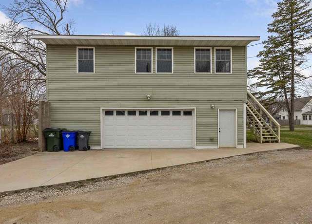 Property at 1413 J St St SW, Cedar Rapids, IA 52404, 1 bed, 1 bath