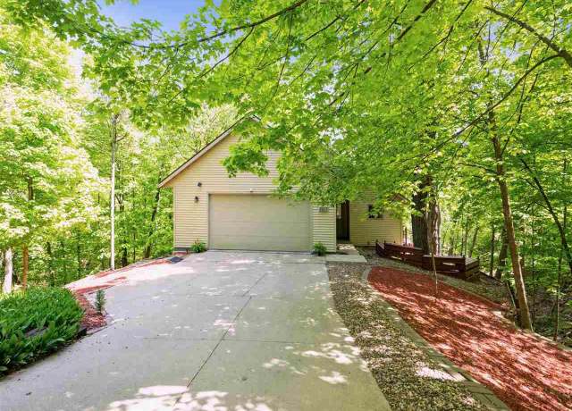 Property at 2617 Rainier Ct Ct NE, Cedar Rapids, IA 52402, 6 beds, 3 baths
