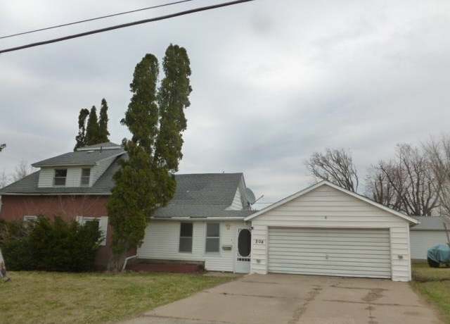 Property at 204 1st Ave, Newhall, IA 52315, 4 beds, 2 baths