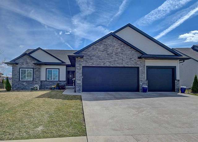 Property at 1385 E Tartan Dr, North Liberty, IA 52317, 5 beds, 3 baths