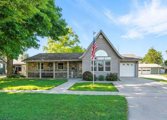 Property at 714 E Jefferson St, Washington, IA 52353, 4 beds, 3 baths