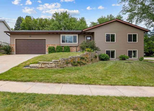 Property at 8 Wrexham Dr, Iowa City, IA 52246, 5 beds, 3 baths