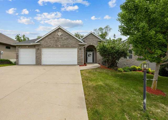 Property at 923 Forest Edge Cir, Coralville, IA 52241, 5 beds, 3 baths