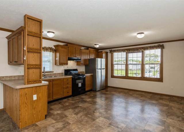 Property at 433 Waterway Dr, Iowa City, IA 52246, 3 beds, 2 baths