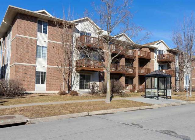 Property at 458 West Side Dr, Iowa City, IA 52246, 3 beds, 2 baths