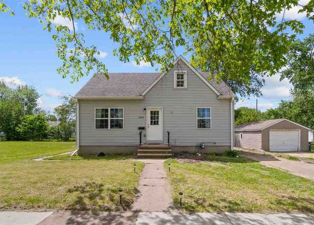 Property at 1664 8th St St NW, Cedar Rapids, IA 52405, 3 beds, 1 bath