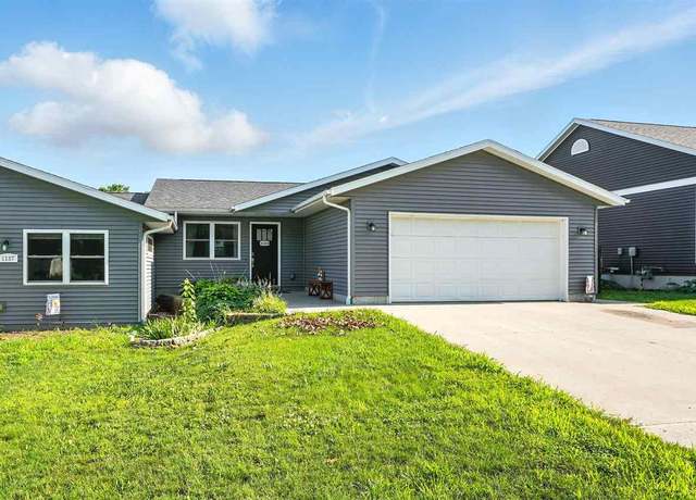 Property at 1133 E Adams St, Washington, IA 52353, 3 beds, 3 baths