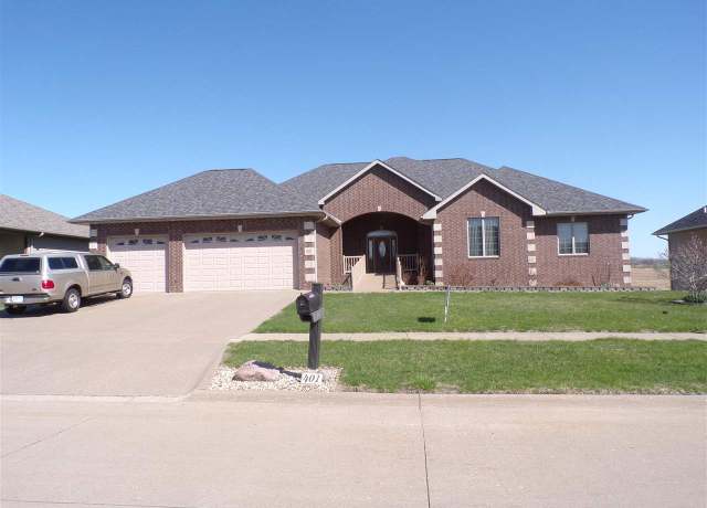 Property at 401 W 16th St, West Liberty, IA 52776, 6 beds, 4 baths