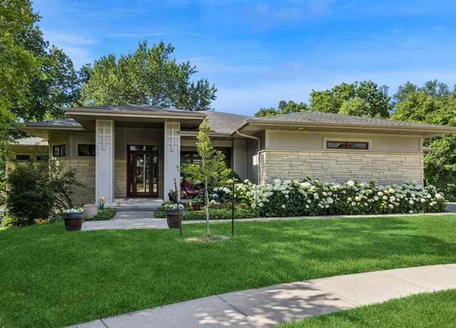 Property at 2000 Forest Hill Cir, Coralville, IA 52241, 3 beds, 2.5 baths