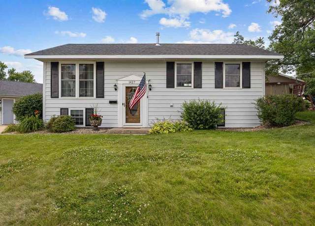 Property at 1427 Pawnee Dr, Cedar Rapids, IA 52405, 3 beds, 2 baths