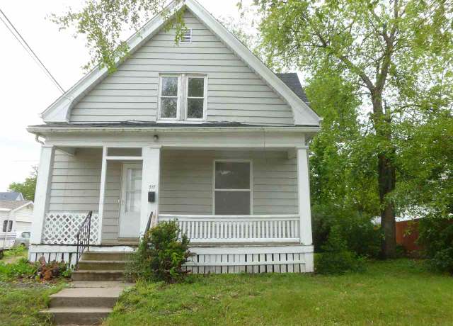 Property at 717 SW 8th Ave, Cedar Rapids, IA 52404, 3 beds, 2 baths