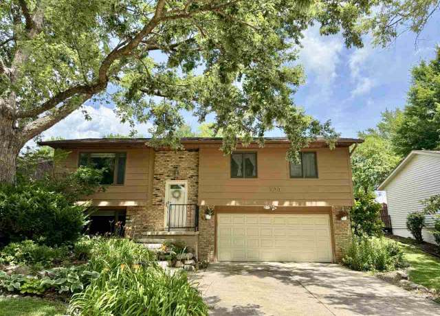 Property at 104 Oberlin St, Iowa City, IA 52245, 2 beds, 2.5 baths