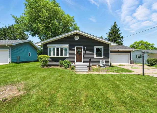 Property at 2113 Ridgewood Ave, Muscatine, IA 52761, 4 beds, 2 baths