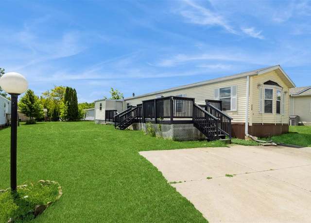 Property at 715 Bay Ridge Dr, Iowa City, IA 52246, 3 beds, 2 baths