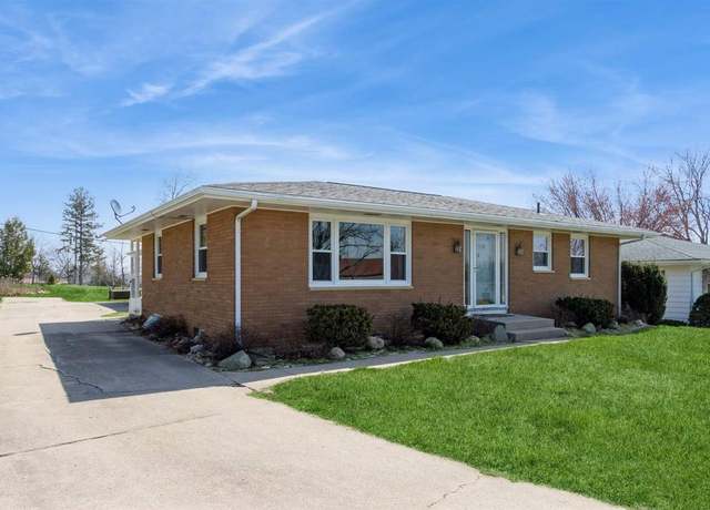 Property at 2027 SW Hughes Dr, Cedar Rapids, IA 52404, 2 beds, 2 baths