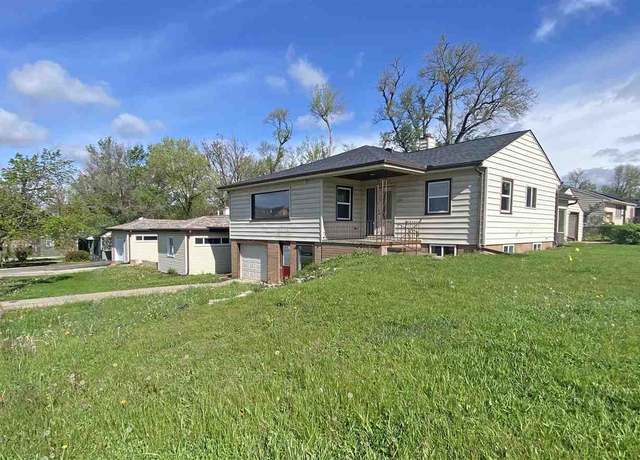 Property at 200 Blairs Ferry Rd, Hiawatha, IA 52233, 3 beds, 2 baths