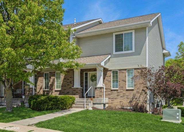 Property at 208 Broadmoor Ln, Iowa City, IA 52245, 2 beds, 2.5 baths