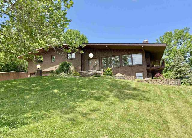 Property at 2917 Hwy 22, Muscatine, IA 52761, 4 beds, 3 baths