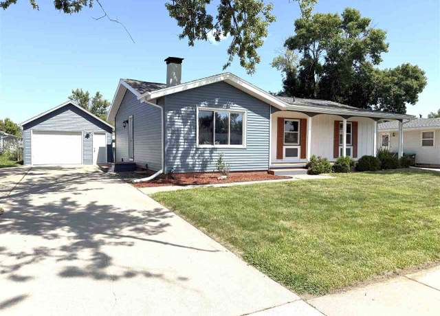 Property at 1600 Highview Dr, Marion, IA 52302, 4 beds, 2.5 baths