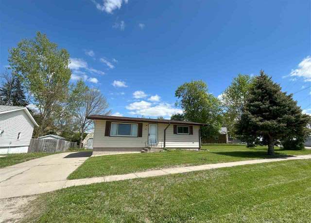 Property at 840 S Dubuque St, Solon, IA 52333, 3 beds, 2 baths