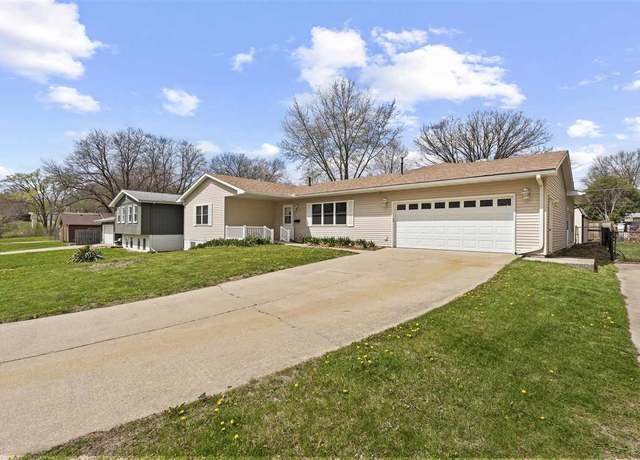 Property at 2916 E Court St, Iowa City, IA 52245, 3 beds, 3 baths