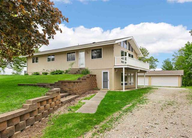 Property at 340 Country Club Drive Dr SE, Mt Vernon, IA 52314, 3 beds, 2.5 baths